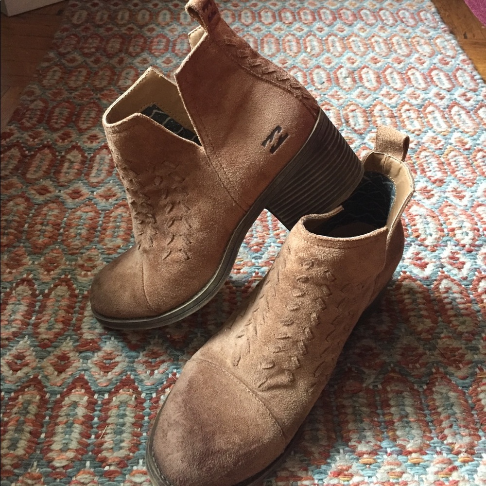 Billabong chestnut colored booties
